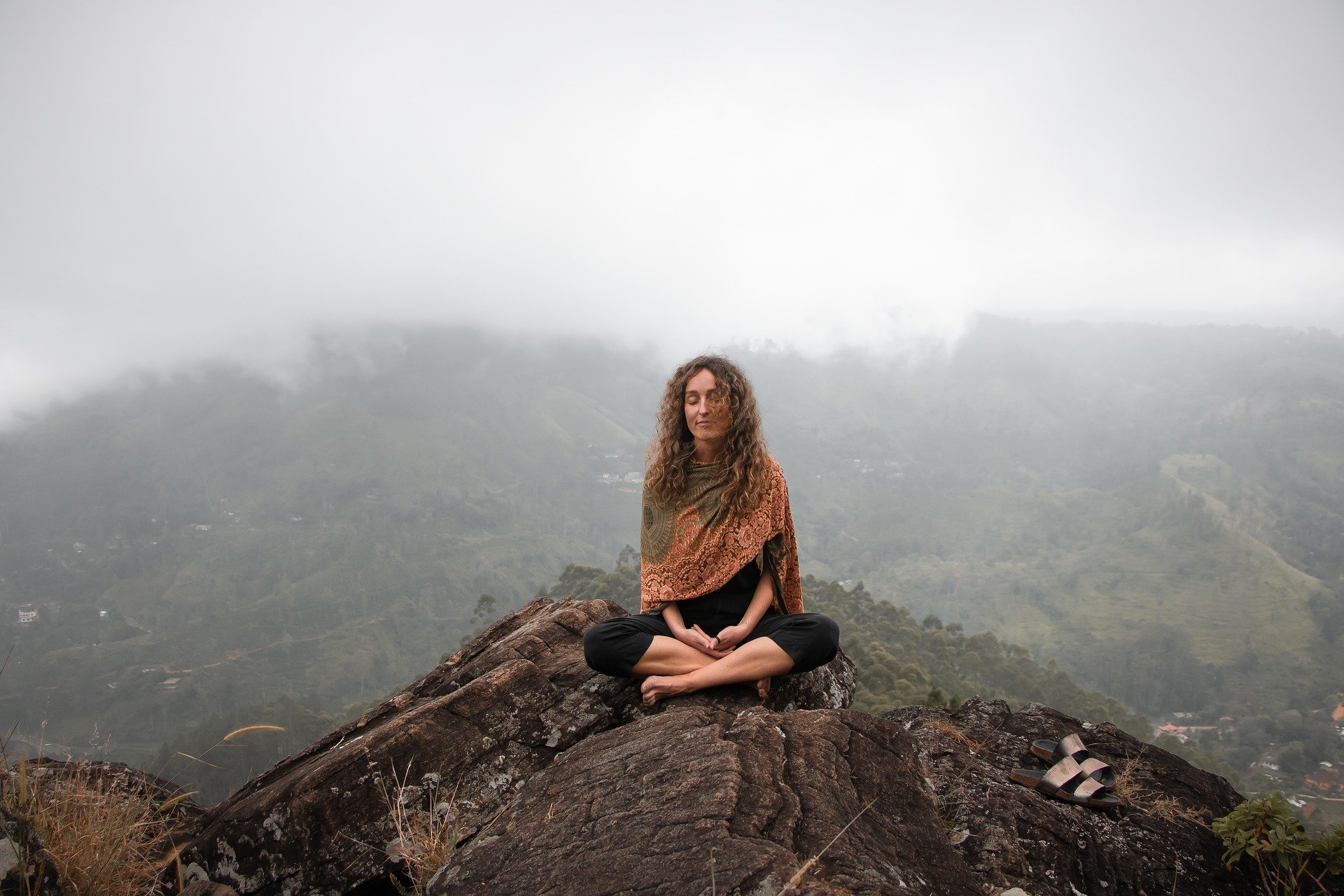 Медитация гора. Девушка медитирует в горах. Медитация девушка. Медитация в горах девушка. Медитация на вершине горы.